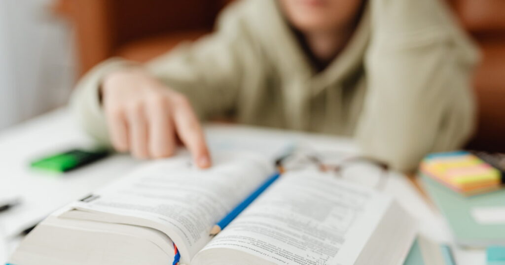 専門書を読んでいる様子